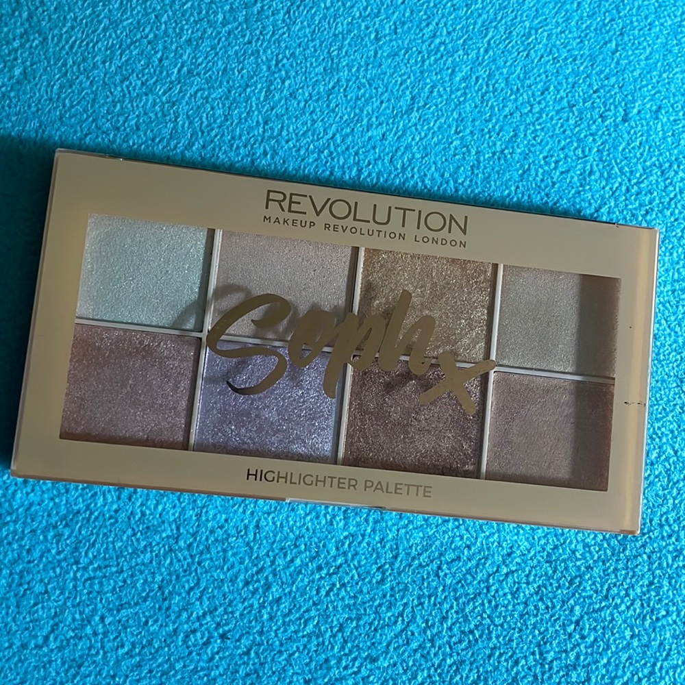Make Up Revolution Sophx Highlighter